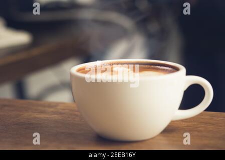 Café fraîchement préparé dans la tasse sur une table en bois prêt à boire Banque D'Images