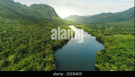 Magnifique paysage naturel de rivière dans le sud-est de l'Asie forêt tropicale verte avec des montagnes en arrière-plan, vue aérienne tir de drone Banque D'Images
