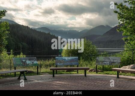 North Vancouver, Canada - le 11 juin 2020 : une vue panoramique du réservoir du barrage Cleveland entouré de montagnes au coucher du soleil, North Vancouver, Canada Banque D'Images