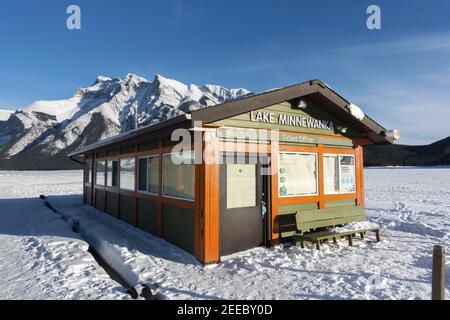 Croisière sur le lac Minnewanka plate-forme de quai flottant et bureau de vente de billets fermé en hiver, près de Banff, Alberta, Rocheuses canadiennes Banque D'Images