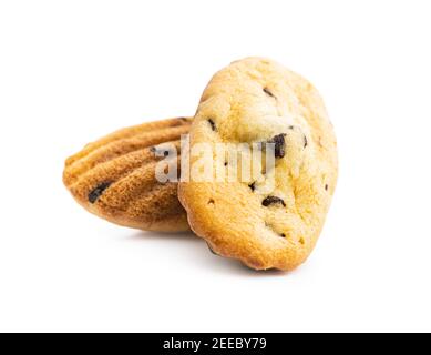 Madeleine au chocolat. Petits gâteaux français traditionnels isolés sur fond blanc. Banque D'Images