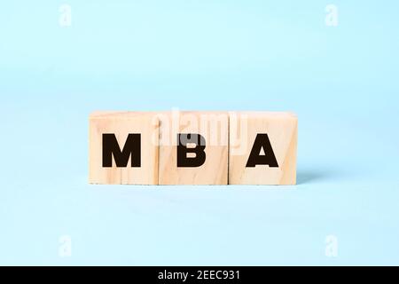 MBA écrit dans Alphabet Building Blocks. Concept de maîtrise en administration des affaires. Éducation outre-mer Banque D'Images