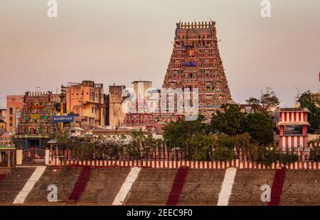 Belle vue sur la tour du temple, Chennai, Inde. Traduction française: Kapaleeswaram signifiant chef de Shiva. Shiva Shiva et Muruga Banque D'Images