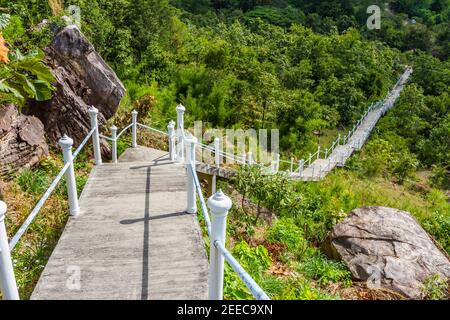 Escalier de rocher en haut, montagne Banque D'Images