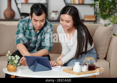 Couple regardant la vidéo sur tablette Banque D'Images