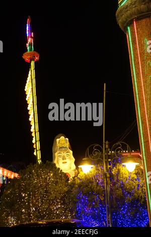 VILLE DE GEORGE, MALASIA – le 31 JANVIER 2020 les célébrations du nouvel an chinois au temple et Bouddha Kek Lok si illuminés en lumière dorée Banque D'Images