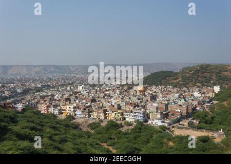 Vue sur la ville de Jaipur depuis les collines de Galta Ji, Jaipur, Rajasthan, Inde. Banque D'Images