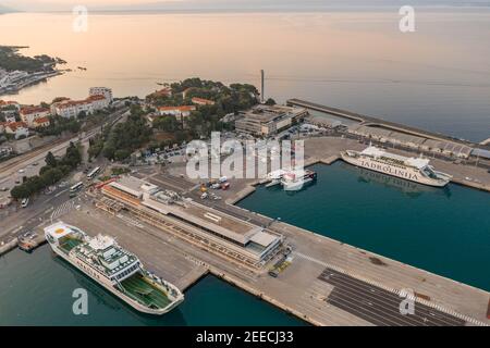 Split, Croatie - 14 août 2020 : tir de drone aérien de ferry dans le port de la vieille ville à l'heure du lever du soleil Banque D'Images