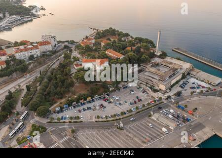 Split, Croatie - 14 août 2020: Tir de drone aérien du parc Pamoraca près du port de Ferry à l'heure du lever du soleil Banque D'Images