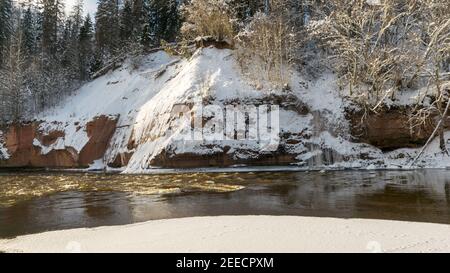 belle journée ensoleillée, paysage avec des falaises de grès rouges qui sont enneigées avec de la neige, des glaces sur le mur de falaise, de la glace sur le mur de falaise, gelé Banque D'Images