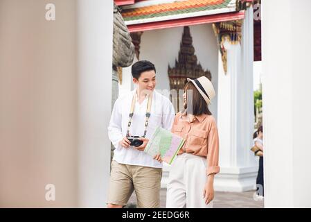 Couple asiatique touristes visitant le temple thaïlandais à Bangkok Thaïlande sur vacances d'été Banque D'Images