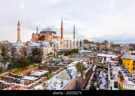 Journée enneigée sur la place Sultanahmet. ISTANBUL, TURQUIE. Paysage enneigé avec SAINTE-SOPHIE. Banque D'Images