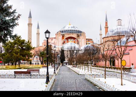 Journée enneigée sur la place Sultanahmet. ISTANBUL, TURQUIE. Paysage enneigé avec SAINTE-SOPHIE. Banque D'Images