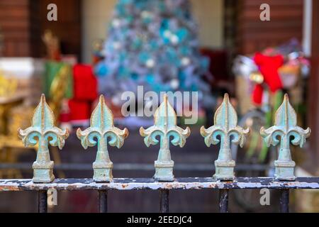 Branches de cuivre de clôture vintage, avec arbre de Noël et cadeaux en dessous. Décoration de clôture métallique bleue. Concept de l'heure de Noël. Maison arrière-cour préparée Banque D'Images