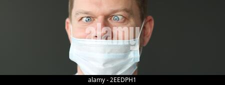 Homme avec un masque médical de protection mal porté. Banque D'Images