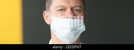 Homme avec un masque médical de protection mal porté. Banque D'Images