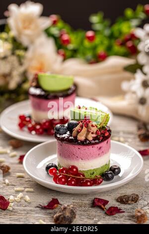 Gâteau à trois petites couches rondes de couleur avec gelée de fruits Banque D'Images