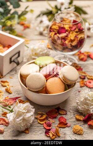 Pile de macarons. La vie en format vertical avec la pâtisserie française traditionnelle Banque D'Images