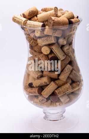 Ochojno, Pioland - 24 décembre 2020 : collection de bouchons de vin utilisés dans un vase en verre. Décoration décorative de l'intérieur d'un restaurant, d'un bar ou d'un cdm Banque D'Images