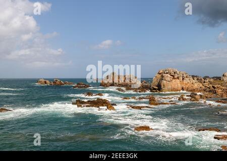 Côte rocheuse de Bretagne - point de vue sur la Côte de granit rose, le Gouffre, Côte de granit Rose, Plougrescant, Bretagne, France Banque D'Images