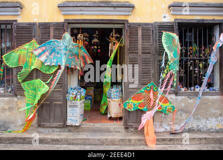 Hoi an, Vietnam - 28 juillet 2019 : boutique de souvenirs avec cerfs-volants colorés. Entrée de la boutique de cadeaux. Cerf-volant et cerf-volant. Passe-temps asiatique traditionnel. Vietn Banque D'Images