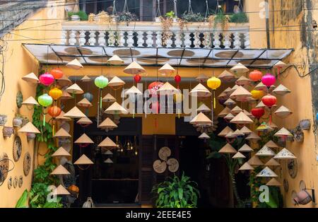 Hoi an, Vietnam - 28 juillet 2019 : entrée à la boutique de souvenirs avec décoration de chapeau vietnamien. Décoration traditionnelle sur la façade. Ville historique Hoian touriste inf Banque D'Images