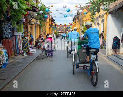 Hoi an, Vietnam - 28 juillet 2019 : rue de la vieille ville avec décor de lanternes chinoises, habitants de la région et scie à raki. Lieu touristique en Asie. Voyage au Vietnam. Hoian hi Banque D'Images