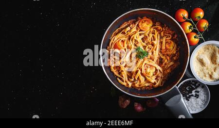 Pâtes Bolognese dans une poêle à frire avec des ingrédients frais. Vue de dessus Banque D'Images