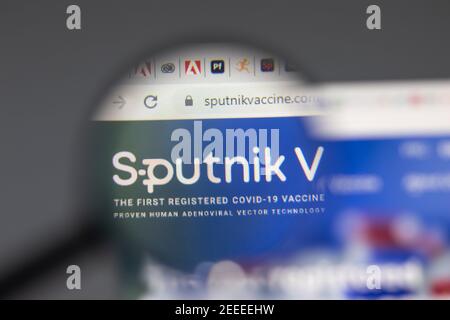 New York, Etats-Unis - 15 février 2021 : site Web du vaccin Spoutnik V dans un navigateur avec le logo de la société, Editorial Banque D'Images