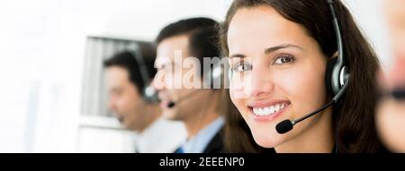 Télémarketing souriant agents du service client, concept de poste de centre d'appels - bannière panoramique Banque D'Images