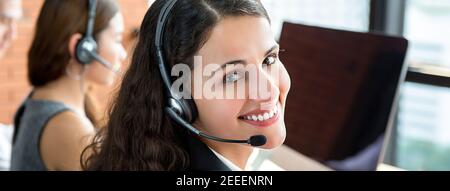 Télémarketing souriant agents du service client, concept de poste de centre d'appels - bannière panoramique Banque D'Images