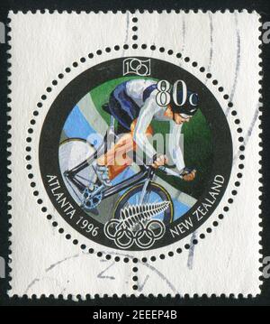 NOUVELLE-ZÉLANDE - VERS 1996: Timbre imprimé par la Nouvelle-Zélande, montre cycliste aux Jeux Olympiques à Atlanta, vers 1996 Banque D'Images