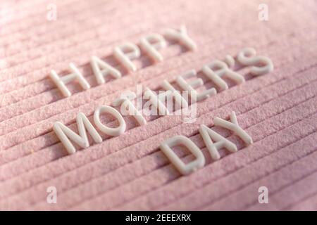 Words Happy Mother's Day sur le tableau de lettres en feutre rose. Composition festive mise au point sélective Banque D'Images
