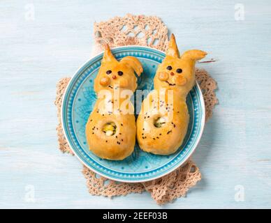 Viandes avec oignons verts et œuf, sous forme de lapin sur fond bleu clair. Délicieuse pâtisserie maison de Pâques Banque D'Images