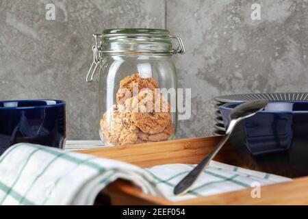 Gros plan d'une tasse de thé en céramique avec des biscuits Banque D'Images