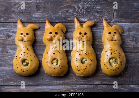 Viandes avec oignons verts et œuf, sous forme de lapin sur une table en bois, Délicieux petit déjeuner maison pour les enfants Banque D'Images