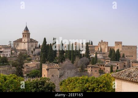 Grenade, Espagne - 4 février 2021 : vue sur les palais de l'Alhambra au-dessus de Grenade en Andalousie Banque D'Images