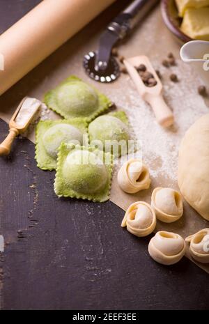 Boulettes, garrées de viande, raviolis, pelmeni. Boulettes avec remplissage horizontal en hauteur Banque D'Images