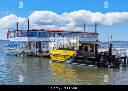 Le « Lakeland Queen », un bateau à aubes touristique sur le lac Rotorua, en Nouvelle-Zélande, et le ferry de l'île de Mokoia Banque D'Images