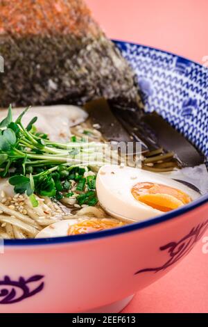 Soupe de nouilles Shio ramen avec poulet et œufs Banque D'Images