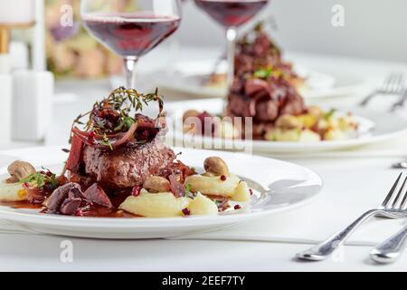 Hors-d'œuvre gastronomique : délicieux repas de banquet avec foie gras aux baies. Banque D'Images