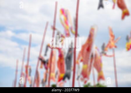 Cerf-volant japonais dans le ciel, arrière-plan photo flou. Koi ou kite koinobori dans l'air. Journée traditionnelle pour les enfants. Chaussette à vent en forme de carpe dans un ciel nuageux. Voyage au Japon Banque D'Images