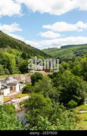 Village dans une vallée avec un aqueduc et des collines désutilisées Banque D'Images