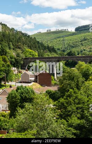 Maisons dans une vallée près d'un aqueduc et de collines désutilisées Banque D'Images