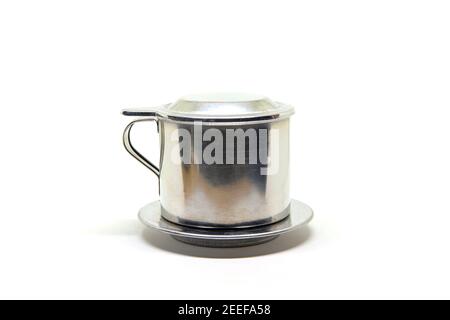 Cafetière vietnamienne sur fond blanc. Tasse à café filtre métallique. Préparation de café au Vietnam. Filtre à café simple tasse en acier inoxydable, ph Banque D'Images