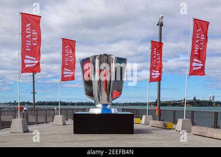 Une réplique géante de la Prada Cup, un trophée de yachting, dans l'America's Cup Racing Village, Auckland, Nouvelle-Zélande Banque D'Images