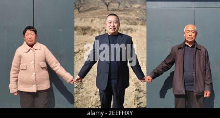 (210216) -- BEIJING, 16 février 2021 (Xinhua) -- photos combinées Ju Wenxue dans le village de Luojiahe, dans le district de Baota, dans la province de Shaanxi, dans le nord-ouest de la Chine, 10 février 2021 (C, photo prise par Shao Rui) Et son père Ju Enkuan (R) et sa mère Li Jinhua (L) à la porte de leur maison à Linfen, province du Shanxi au nord de la Chine, le 12 février 2021.Ju Wenxue, 42 ans, est le premier secrétaire du village de Luojiahe de la ville de Ya'an. Cette année, il a choisi de rester à son poste pendant le Festival du printemps. Dans le cadre des mesures de prévention contre la COVID-19, la Chine a encouragé les gens à rester au pays Banque D'Images