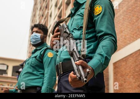 Les policiers se tiennent sur la garde comme l'accusé dans l'affaire de meurtre aristocratique de Blogger Avijit Roy qui est amené au tribunal de CMM pour le verdict à Dhaka. Avijit Roy, citoyen américain d’origine bangladaise, a été tué par des assaillants brandissant des machettes en février 2015, alors qu’il rentrait chez lui avec sa femme d’une foire du livre de Dhaka. Banque D'Images