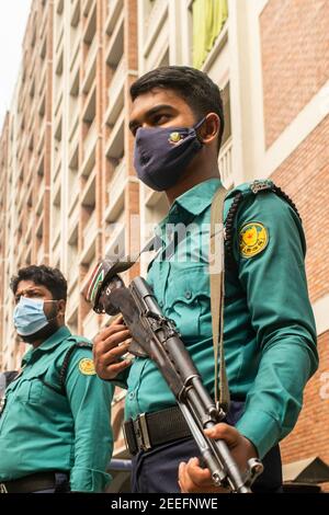 Les policiers se tiennent sur la garde comme l'accusé dans l'affaire de meurtre aristocratique de Blogger Avijit Roy qui est amené au tribunal de CMM pour le verdict à Dhaka. Avijit Roy, citoyen américain d’origine bangladaise, a été tué par des assaillants brandissant des machettes en février 2015, alors qu’il rentrait chez lui avec sa femme d’une foire du livre de Dhaka. Banque D'Images