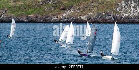 Course de Dinghy à voile, North Berwick - Craigleith Island en arrière-plan Banque D'Images